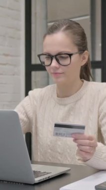 İş yerinde Dizüstü bilgisayarda Yaratıcı Kadın Alışverişi, dikey video