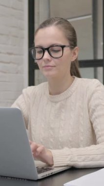 İş yerinde Kameraya Bakan Yaratıcı Kadın, dikey video