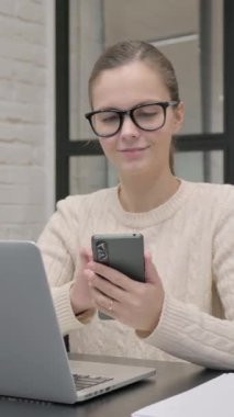 Laptop ve Smartphone 'da Çalışan Yaratıcı Kadın, dikey video