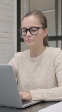 İşteki Kameraya Gülümseyen Yaratıcı Kadın, dikey video