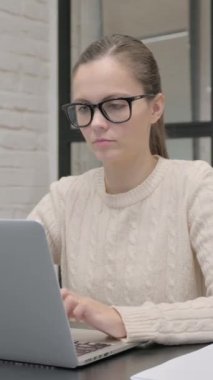 Dizüstü bilgisayar kullanan Yaratıcı Kadın Başparmak Yukarı, dikey video