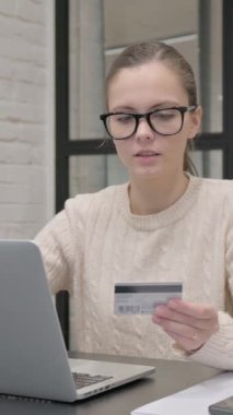 Dizüstü bilgisayarda Online Alışveriş Hatasıyla Yaratıcı Kadın Üzgünlüğü, dikey video