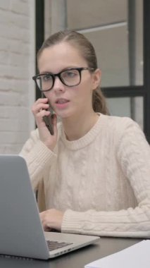 İş yerinde Konuşan Yaratıcı Kadın, dikey video