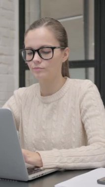 Dizüstü bilgisayar kullanan Yaratıcı Kadın Başparmaklarını İndirdi, dikey video