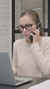 Kızgın Yaratıcı Kadın Telefonda konuşuyor, dikey video