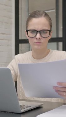 İş Sözleşmesi okunurken Yaratıcı Kadın Üzgün Hissediyor, dikey video