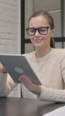 İş yerinde Dijital Tablet Kullanan Yaratıcı Kadın, dikey video