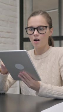 Tablet 'te Başarı Kutlaması Yaratıcı Kadın, dikey video