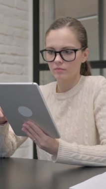 Tablette Kaybı Olan Yaratıcı Kadın, dikey video