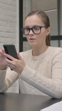 İş yerinde Başarı Kutlaması Yaratıcı Kadın, dikey video