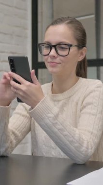 İşte Telefon Kullanan Yaratıcı Kadın, dikey video