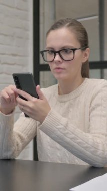 Telefondaki Kayıptan Şok Olan Yaratıcı Kadın, dikey video