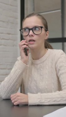 İş yerinde Konuşan Yaratıcı Kadın, dikey video