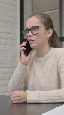 Kızgın Yaratıcı Kadın Telefonda konuşuyor, dikey video