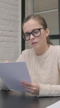 İş Sözleşmesi okunurken Yaratıcı Kadın Üzgün Hissediyor, dikey video