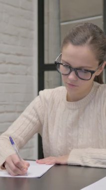 Yaratıcı Kadın İş yerinde Mektup Yazıyor, dikey video