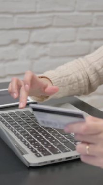 Laptop 'ta Yazan Kadın Elleri Yan Görünümü, dikey video