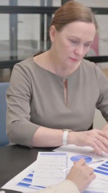 Evrak işi yapan Kadın Girişimcilerin Arka Görünümü, Dikey Video