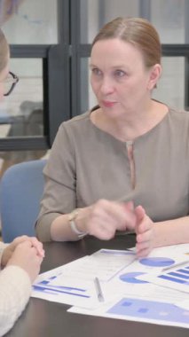 Kadın Girişimciler Anlaşmadan Sonra Tokalaşıyor, dikey video