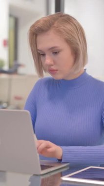 Ofiste Dizüstü bilgisayar kullanan Öksüren Genç Kadın, dikey video