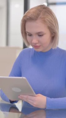 Ofisteki Tablette Başarıyı Kutlayan Genç Kadın, dikey video