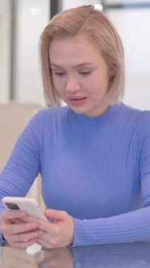 Ofisteki Kayıp Genç Kadın Şok Etti, dikey video