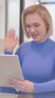 Ofiste Tablet 'te Video Sohbeti Yapan Genç Kadın, dikey video