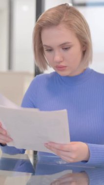 İş yerinde Belgeleri Okuyan Genç Kadın, dikey video