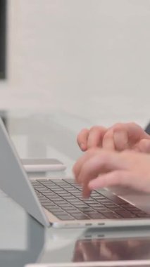 Laptop 'ta Yazan Kadın Elleri Yan Görünümü, dikey video