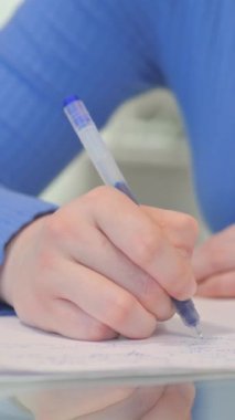 Bir Mektup Yazan Kadın 'ın dikey videosunu kapat