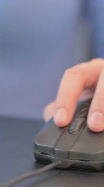 Bilgisayar Faresi Kullanan Kadın 'ı Kapat, dikey video