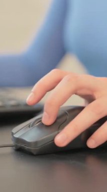 Bilgisayar Fare Kullanan Kadın Elleri 'ni kapat, dikey video