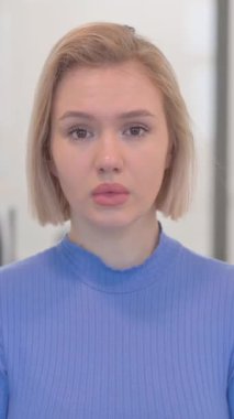 Ofiste dişi ağrıyan rahatsız genç kadın, dikey video