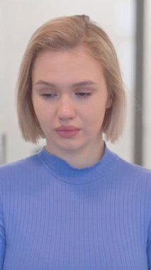 Ofiste Öksüren Hasta Genç Kadının Portresi, dikey video