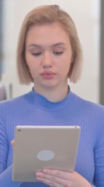 Tablet Kullanan Genç Kadın Portresi, dikey video