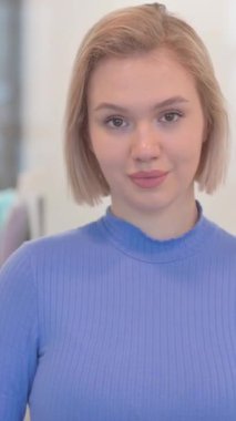 Para Gösteren Genç Kadın Portresi, dikey video