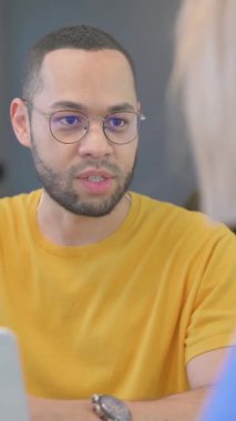 İş yerinde Yaratıcı İnsanların Konuşması, dikey video