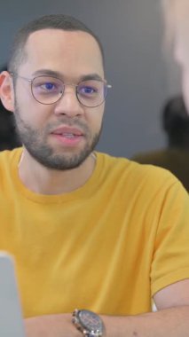 Karışık Irk Adamı 'nın Kadın Meslektaşla Konuşması, dikey video