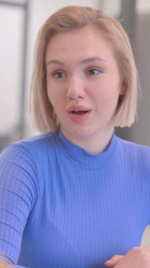 Genç Sarışın Kadın Takım Arkadaşlarıyla Konuşuyor, Dikey Video