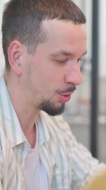 Genç Adam 'ın takım arkadaşlarıyla konuştuğu dikey video.