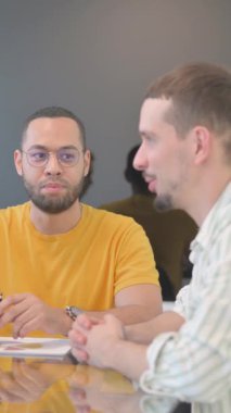 Toplantı sırasında Melez Yarış Adamı Takım Arkadaşlarıyla Konuşuyor, dikey video