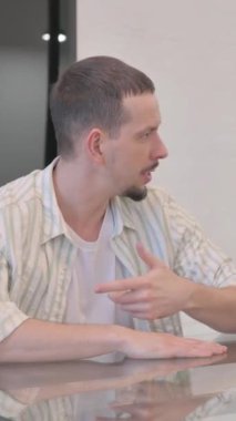 İşteki Tartışmada Kızgın Karışık Irk İnsanları, dikey video