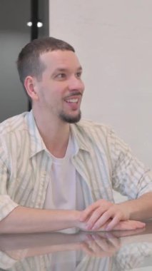 Yaratıcı Adam Ofiste Erkek İşçiyle Konuşuyor, dikey video