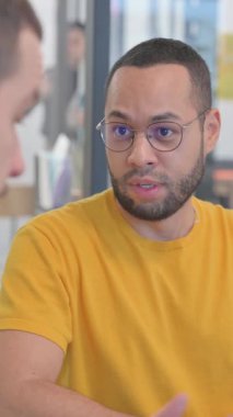 Kızgın Karışık Irk Adamı Meslektaşıyla Tartışıyor, dikey video