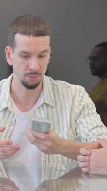 Ödeme Yaparken Para Veren Genç Adam, dikey video