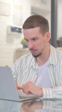 Yaratıcı Genç Adam Dizüstü bilgisayarda Kaybından Şok Oldu, dikey video