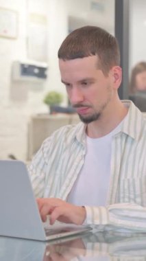 Ofiste Çalışırken Başparmağıyla Yaratıcı Genç Adam, dikey video