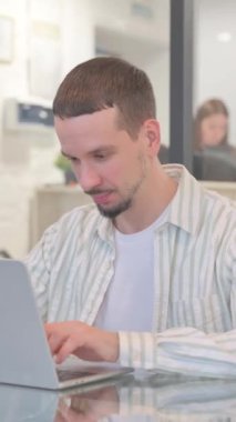 Ofiste Çalışırken Başparmakları Düşük Yaratıcı Genç Adam, dikey video