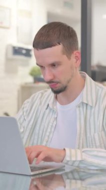 Yaratıcı Genç Adam İşten Sonra Ofisten Çıkıyor, dikey video