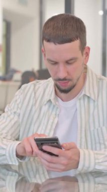 Ofiste Başarıyı Kutlayan Yaratıcı Genç Adam, Dikey Video